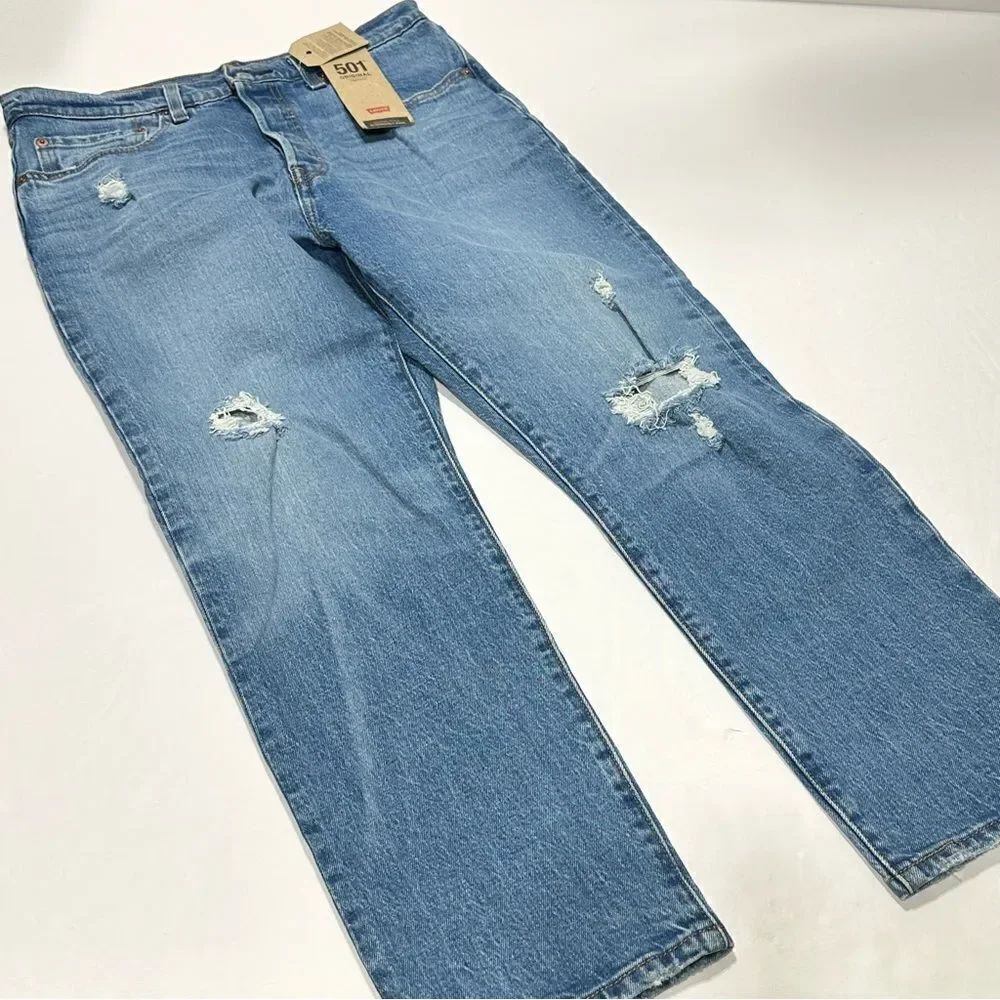Levi’s NWT Cropped Distressed Light Wash Button Fly Jeans 30x26